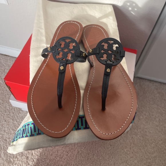 Tory Burch mini miller flat thong veg leather sandals - Picture 2 of 3